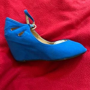 These fax suede shoves have never been worn. Great color.